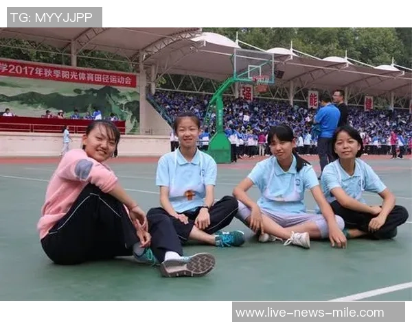 我们班的足球赛激情四溢团结协作展现青春风采的精彩瞬间 我们班的足球赛激情四溢团结协作展现青春风采的精彩瞬间